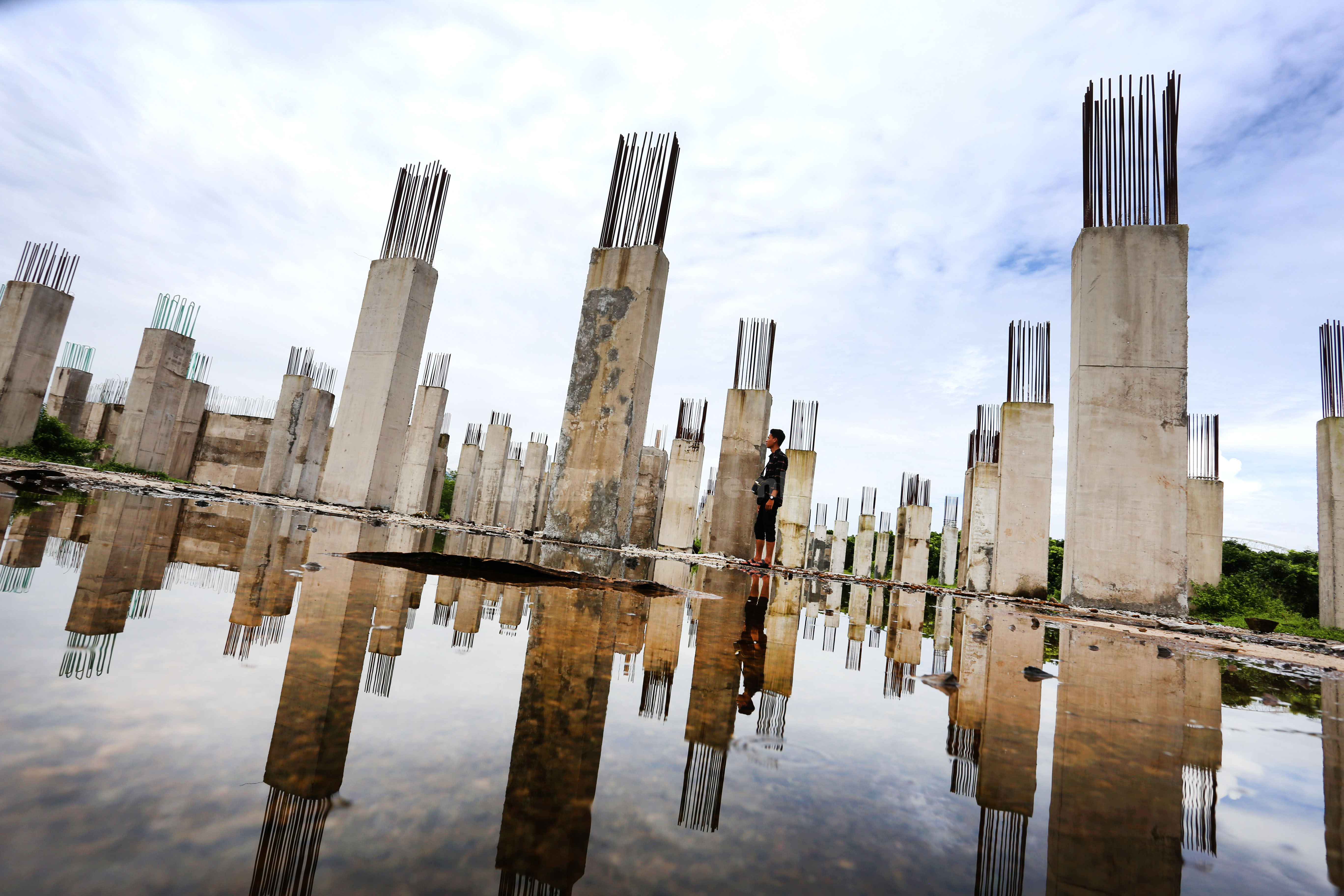 MANDEK: Struktur bangunan asrama haji multifungsi di kompleks Stadion JSG, Ajung, pada awal tahun 2021 ini. Proyek tersebut dibangun sejak 2019 lalu. Hingga setahun setelahnya, tidak ada pekerjaan lanjutan. Di lokasi terdapat beberapa genangan dan ditumbu