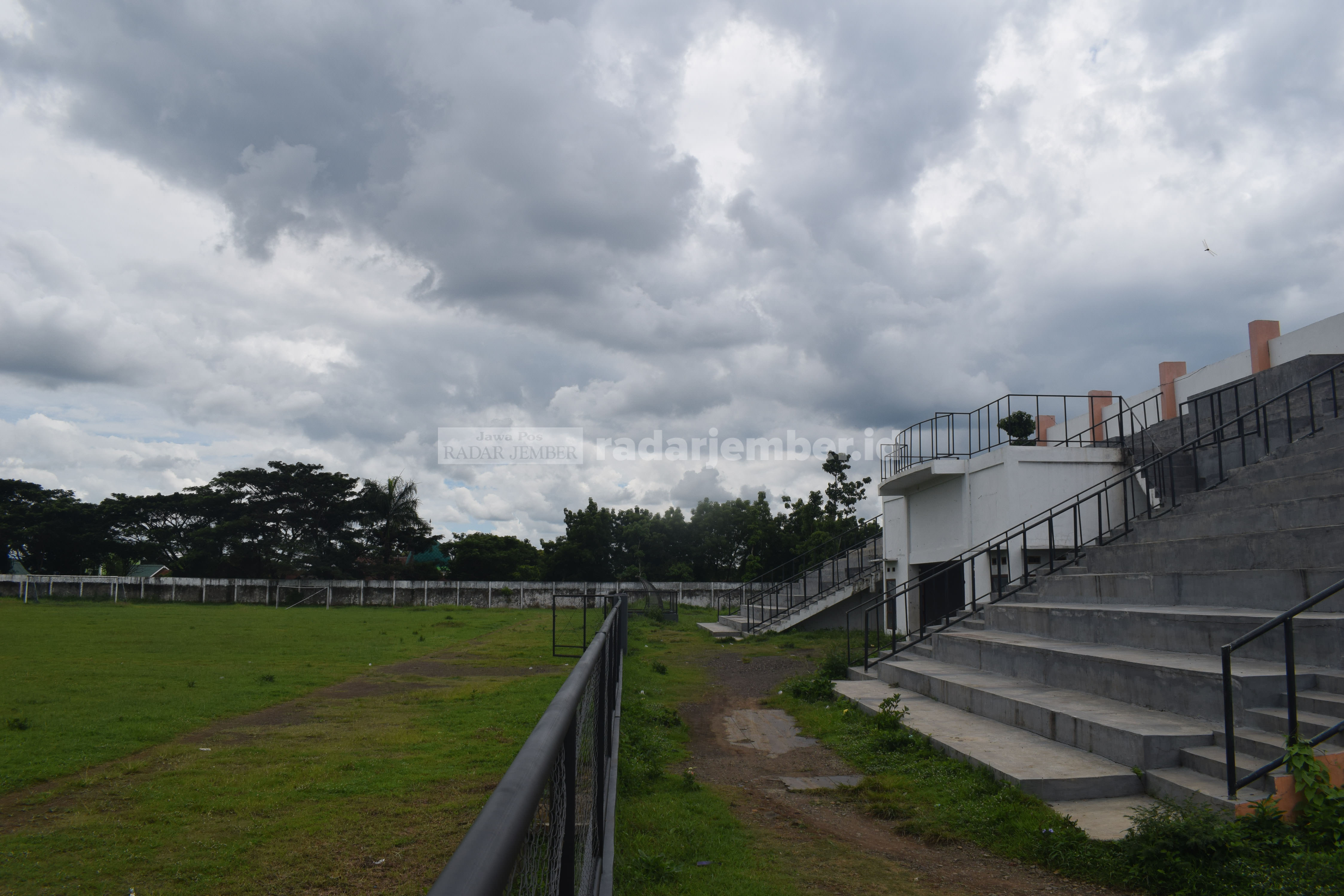 MEMPRIHATINKAN: Kondisi Stadion Magenda terkini yang kurang terawat. Kondisi pandemi membuat stadion makin jarang digunakan untuk  aktivitas olahraga.