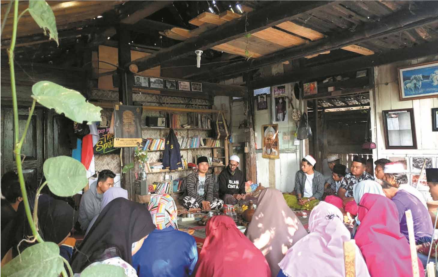 URI-URI BUDAYA: Beberapa mahasiswa saat berkunjung ke Padepokan Nyai Surti, Kecamatan Pujer, Bondowoso.