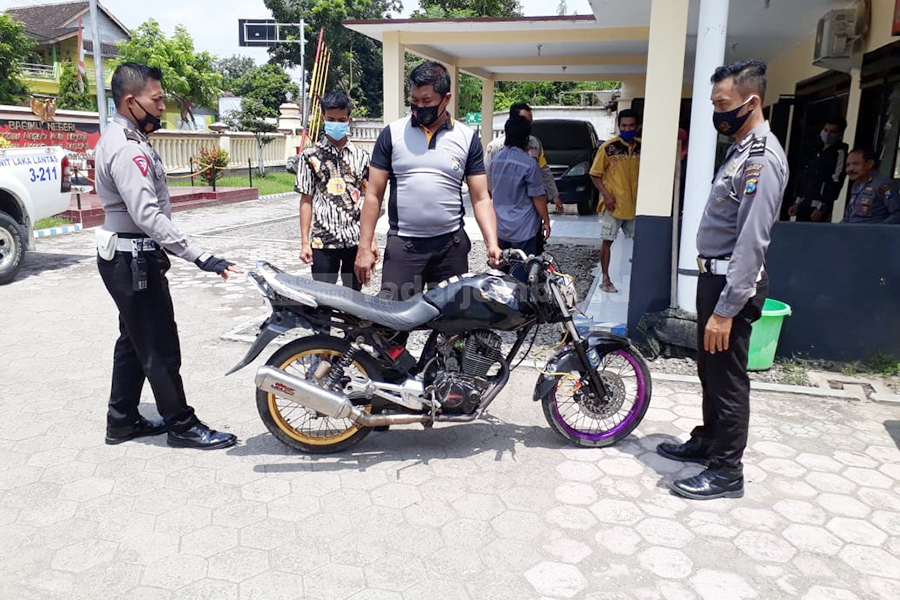 DIAMANKAN: Sejumlah kendaraan yang diduga terlibat dalam balapan liar di Jalur Lintas Selatan diamankan di Polsek Puger, kemarin (2/2).