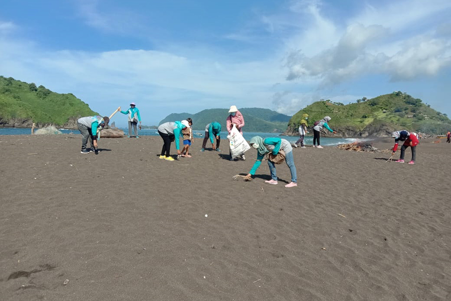 PEDULI PANTAI: Sejumlah relawan dari berbagai elemen bersama-sama membersihkan Pantai Payangan, kemarin (15/2).