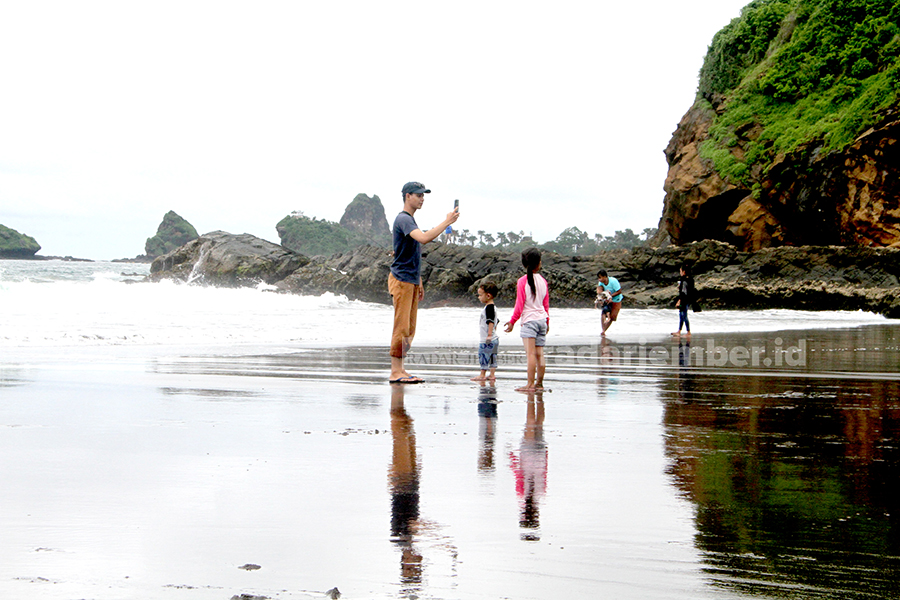 EKSOTIS: Salah satu objek wisata yang menjadi destinasi unggulan di Jember yakni Pantai Watu Ulo, Ambulu.