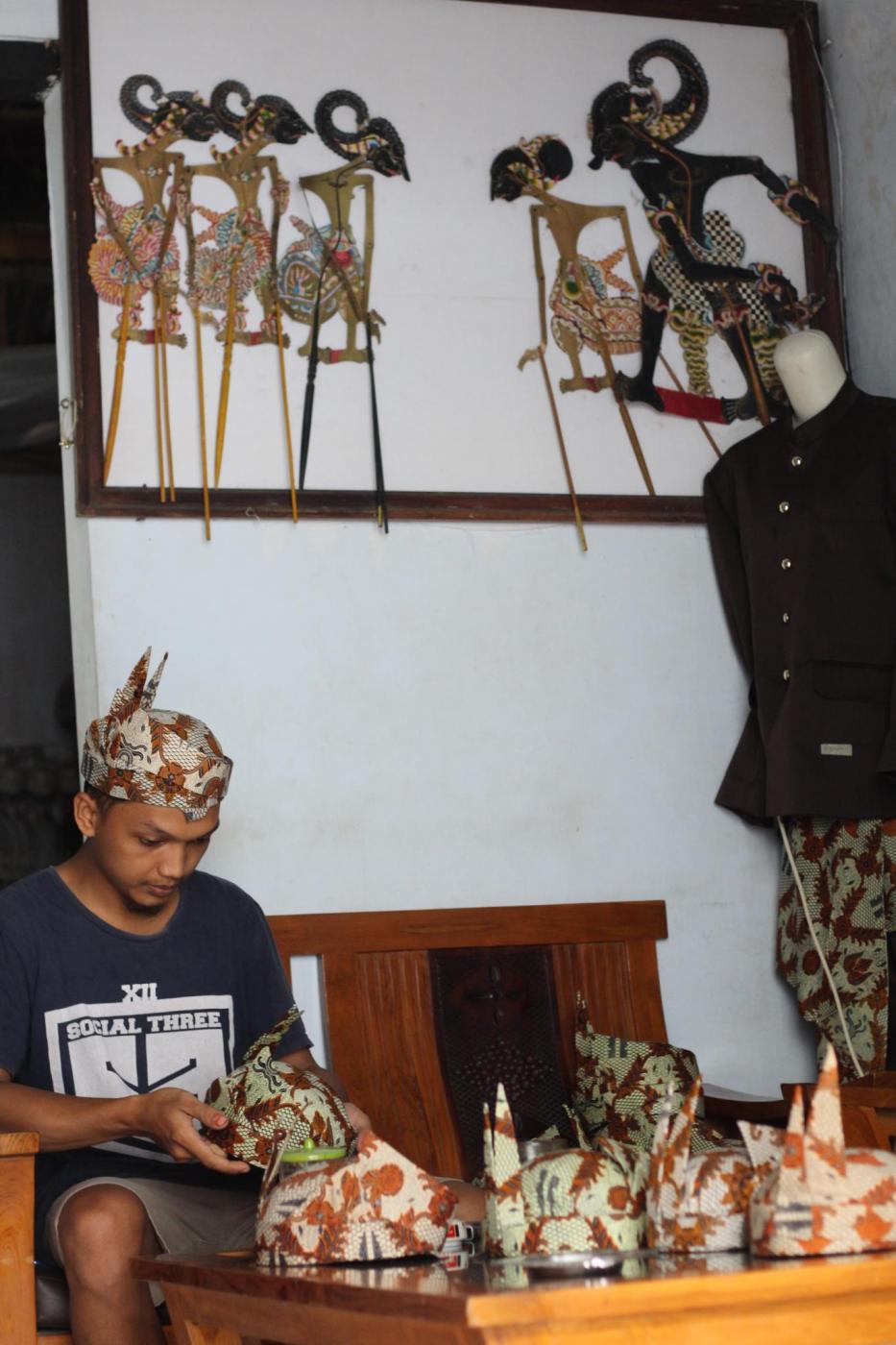 BIKIN UDENG: Salah satu perajin asal Desa Tempeh Kidul, Kecamatan Tempeh, saat membuat udeng yang digunakan untuk pelengkap pakaian khas Lumajang (PKL). Ada dua jenis dan tiga warna kain batik yang beredar.   