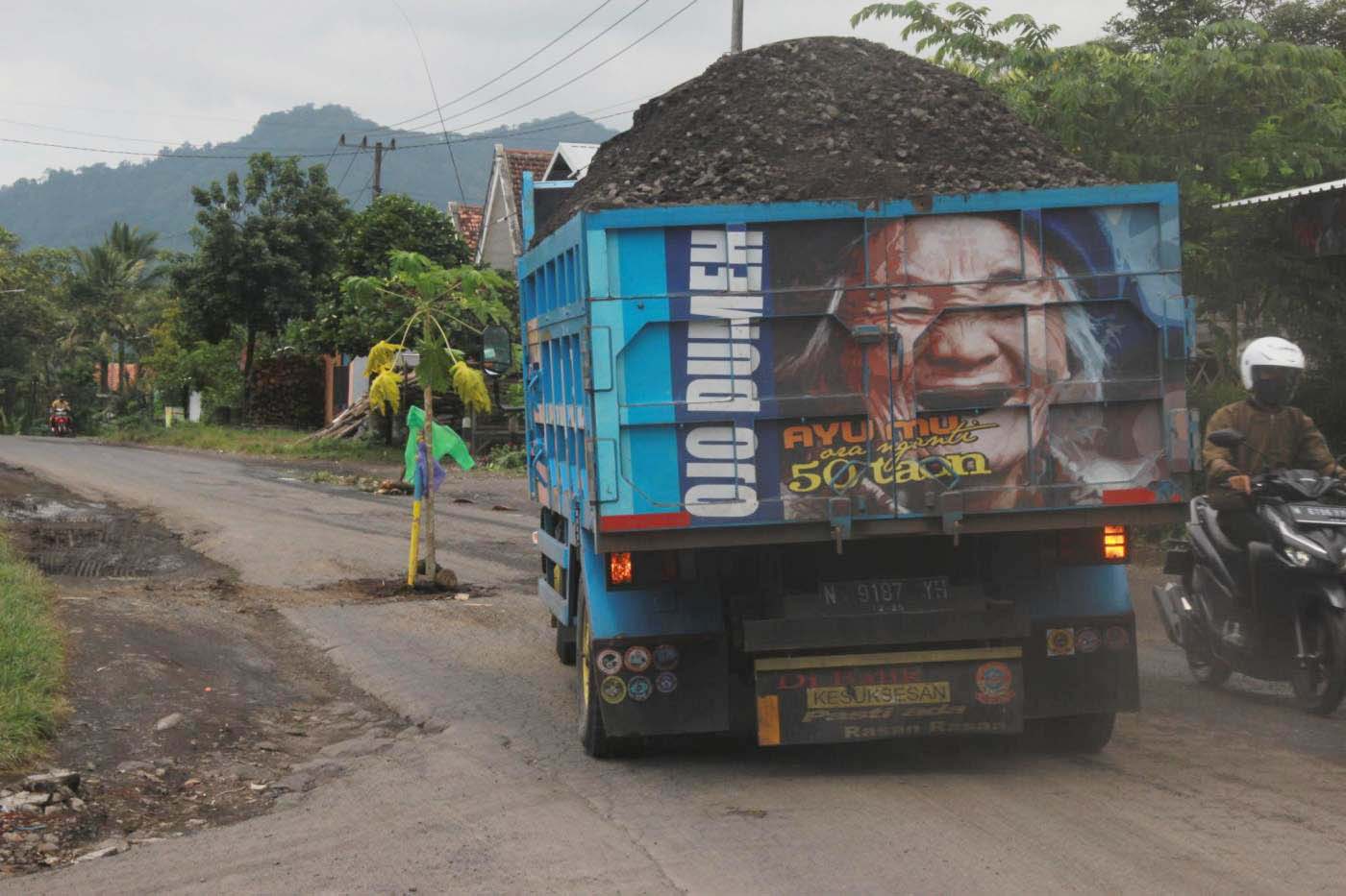 RUSAK: Jalan nasional yang terletak di Desa Sumberwuluh, Kecamatan Candipuro, yang ditanami tanaman sering kali dilewati truk pengangkut pasir.   