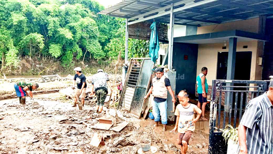TERDAMPAK: Salah satu daerah terdampak banjir dari luapan Sungai Bedadung, beberapa hari lalu.   