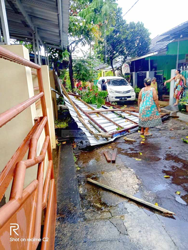 AMBRUK: Salah satu teras rumah warga di Desa Tegalsari, Kecamatan Ambulu, tampak rusak saat terkena angin puting beliung yang terjadi kemarin (1/2) sore.