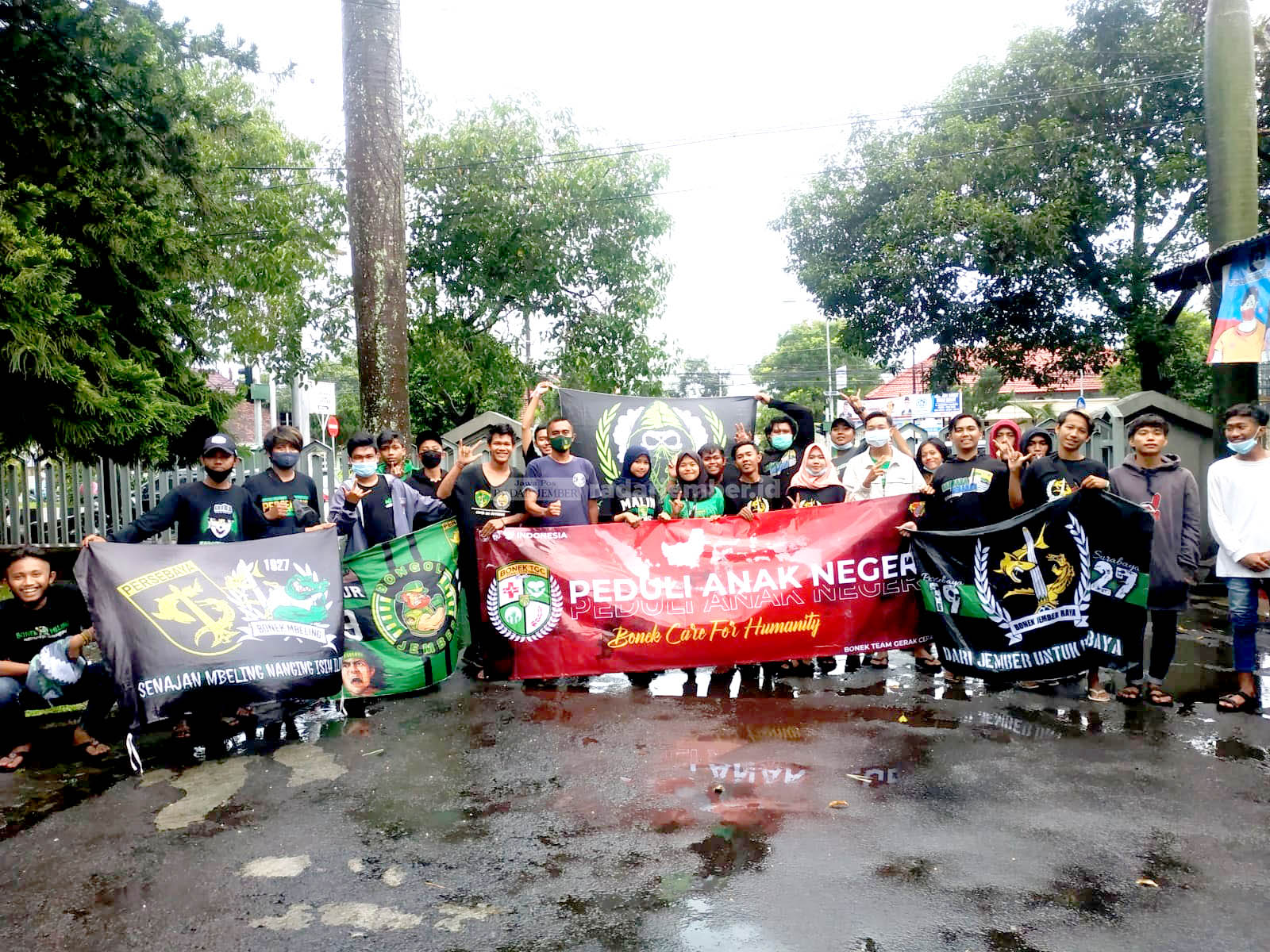 SOLIDARITAS: Komunitas suporter Bonek Jember seusai menggalang dana untuk korban banjir di Jember, belum lama ini.