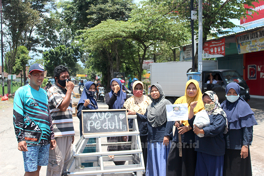 SOLID: Anggota Karang Taruna Wira Bhakti Mandiri (WBM) berpose seusai menambal jalan berlubang di Jalan Moh Yamin, Tegalbesar, Kaliwates, belum lama ini.