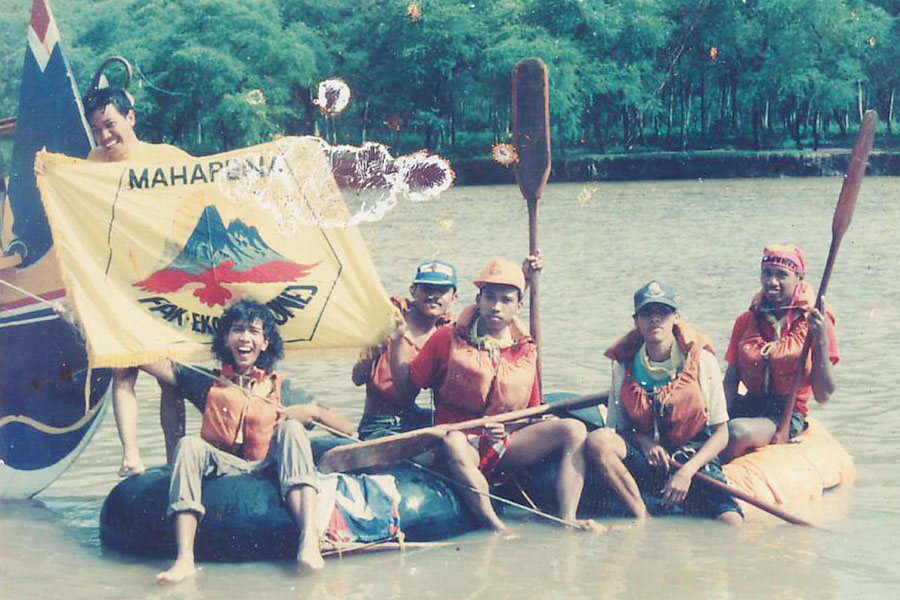 JELAJAH BEDADUNG: Anggota tim ekspedisi arung jeram Sungai Bedadung oleh Mahapena pada 1991 lalu sukses mendekati garis finis di Puger. Perbedaan Bedadung sekarang dengan dulu, terutama adalah rimbunan bambu yang diganti permukiman.