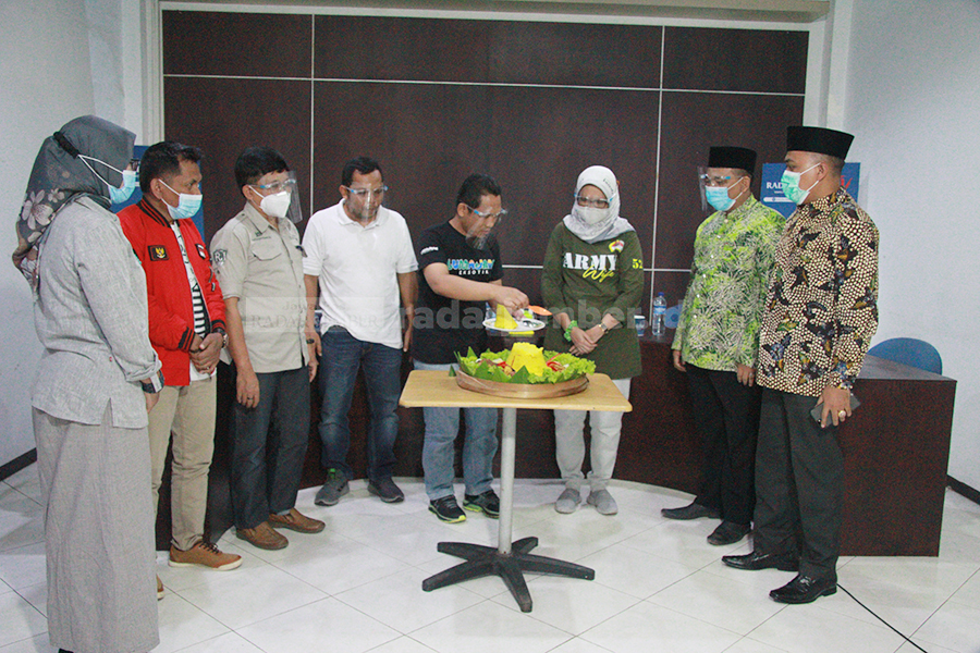 DIRESMIKAN: Jajaran Forkopimda Lumajang bersama Direktur Jawa Pos Radar Jember Abdul Choliq Baya ketika meresmikan kantor baru Radar Semeru dan launching Radar Semeru TV, kemarin. Semua sepakat mendukung media ini untuk memberi kontribusi lebih memajukan