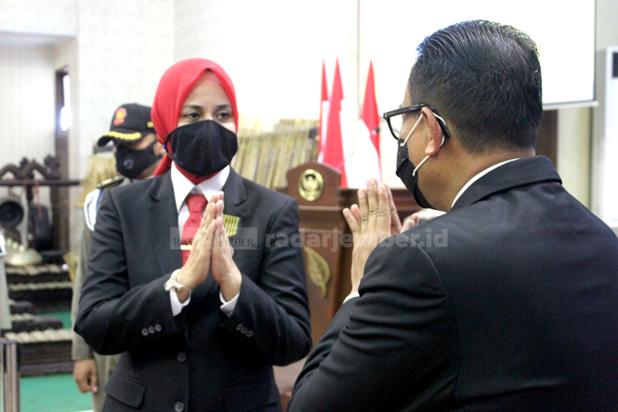 LEPAS PISAH: Bupati Jember periode 2016-2021 Faida berpamitan seusai melaksanakan serah terima jabatan dengan Plh Bupati Jember Hadi Sulistyo di Pendapa Wahyawibawagraha, kemarin (17/2).