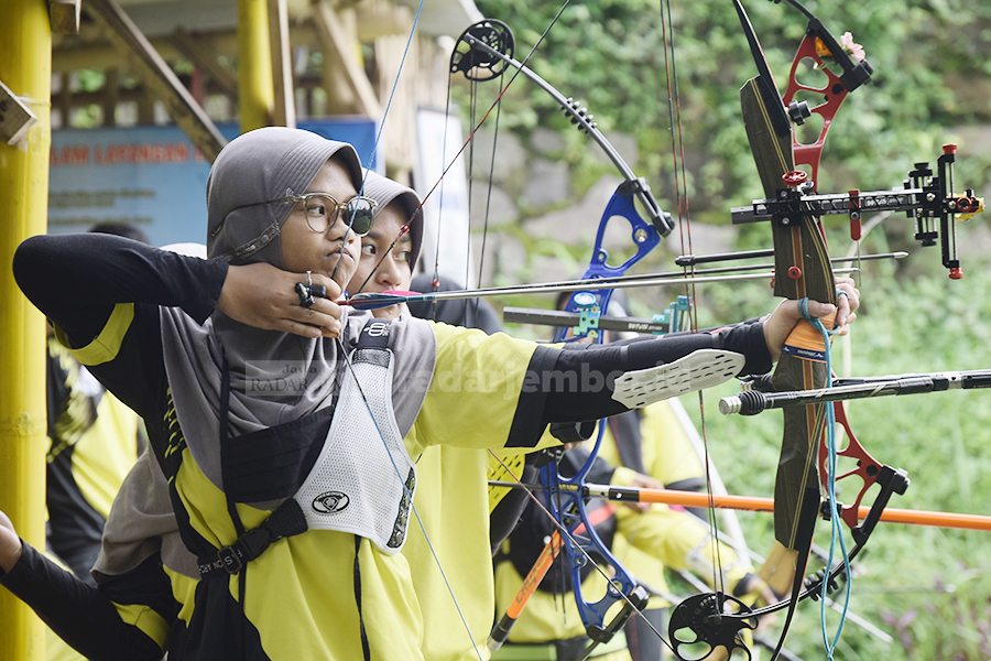 KEMBALI BERLATIH: Atlet-atlet cilik klub panahan LHSAS Bondowoso mulai berlatih kembali. Sempat vakum beberapa bulan, kini mereka berlatih lagi untuk menjaga skill nya.