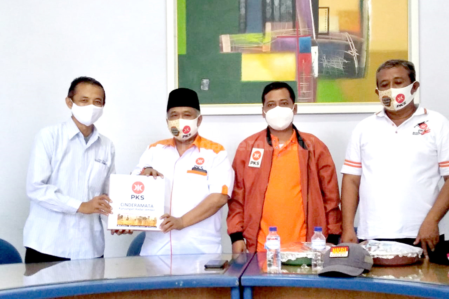 DISKUSI: GM Jawa Pos Radar Jember MS Rasyid (kiri) menerima cenderamata dari Ketua DPW PKS Jatim Irwan Setiawan saat mengunjungi kantor redaksi Radar Jember, kemarin (5/2). Di forum tersebut juga hadir Ketua DPD PKS Jember Sudiyanto (ketiga dari kiri) dan