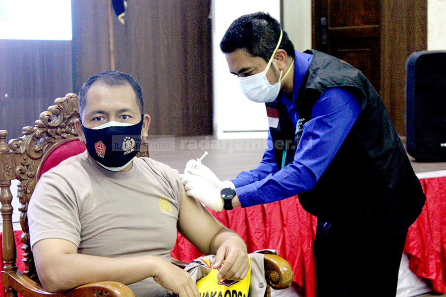 DISUNTIK: Wakapolres Jember Kompol Windy Syafutra saat mendapatkan vaksinasi tahap kedua di Pendapa Wahyawibawagraha, kemarin (10/2).