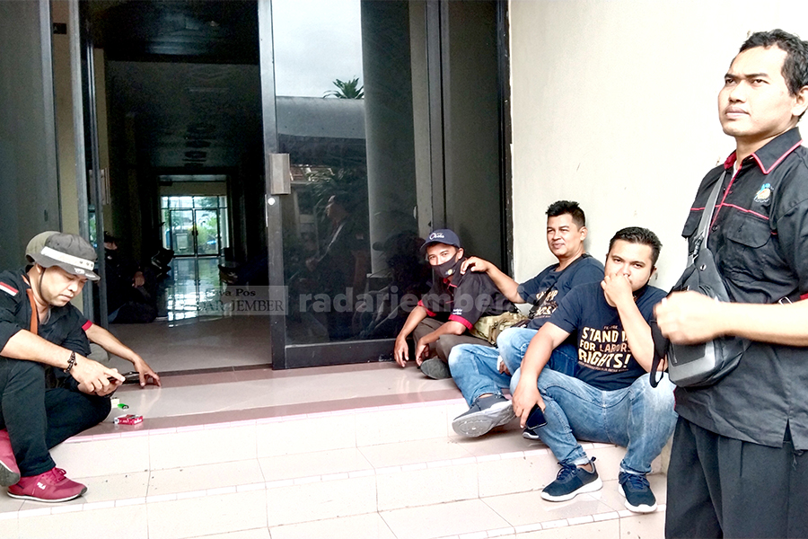TOLAK PEJABAT Plt: Sejumlah pekerja PDP Kahyangan mendatangi gedung DPRD Jember, kemarin (11/2). Para buruh ini bakal memantau pelaksanaan hearing antara Komisi C, PDP Kahyangan, dan PDAM Jember.