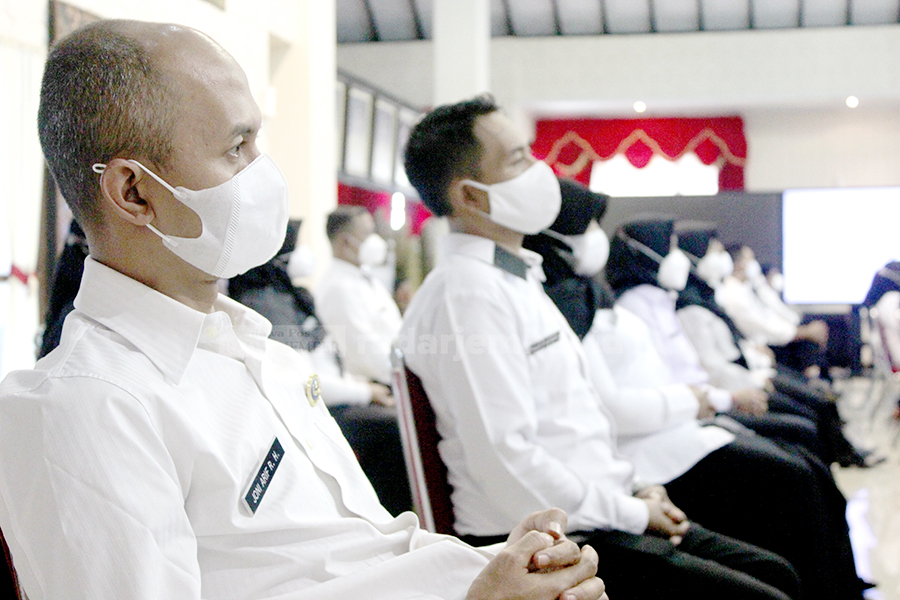 TUNGGU GILIRAN: Joni Arif (kiri), salah seorang penerima SK PPPK, saat menanti gilirannya dipanggil untuk mendapatkan SK di Pendapa Wahyawibawagraha, kemarin (15/2).