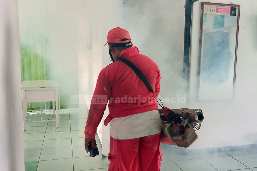 PENCEGAHAN: Proses fogging oleh Dinas Kesehatan sebagai langkah antisipasi penyebaran nyamuk aedes.
