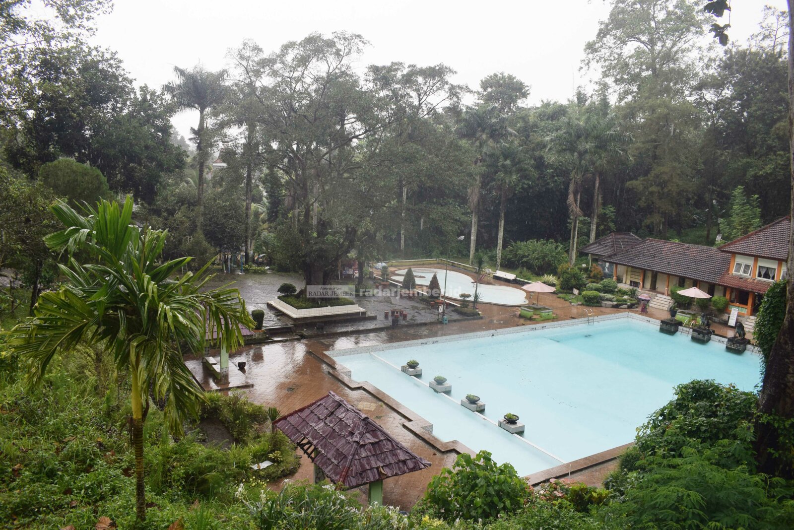 MENYATU DENGAN ALAM: Pemandian alam Tasnan yang berada di Kecamatan Grujugan. Kolam renang ini punya cerita panjang dan sempat lama tak dikelola.