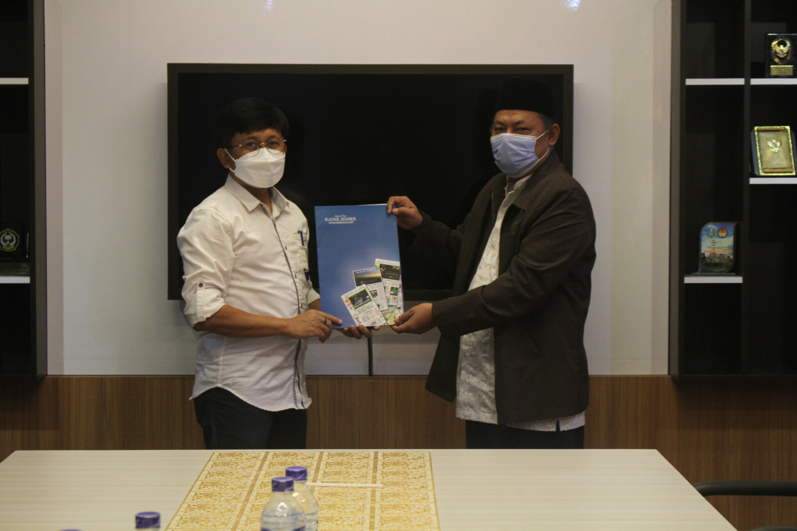 SINERGI: Wakil Rektor III IAIN Jember bersama Direktur Jawa Pos Radar Jember saat penandatanganan MoU di Ruang Rektorat IAIN Jember, (15/2).