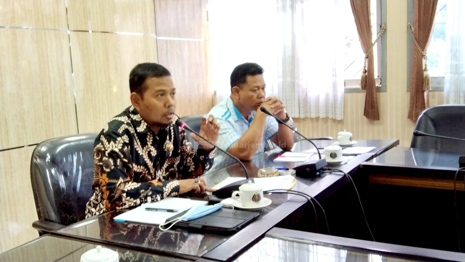 TERIMA ASPIRASI: Ketua Komisi A Tabroni (kiri) dan anggota Komisi A Hamim dalam rapat dengar pendapat bersama perwakilan warga di gedung DPRD Jember, kemarin (8/2).