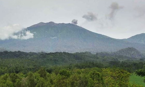 MASIH AKTIF: Gunung Raung masih terus menunjukkan aktivitasnya. Suara letusannya masih terdengar di beberapa desa Kecamatan Sumberwringin.