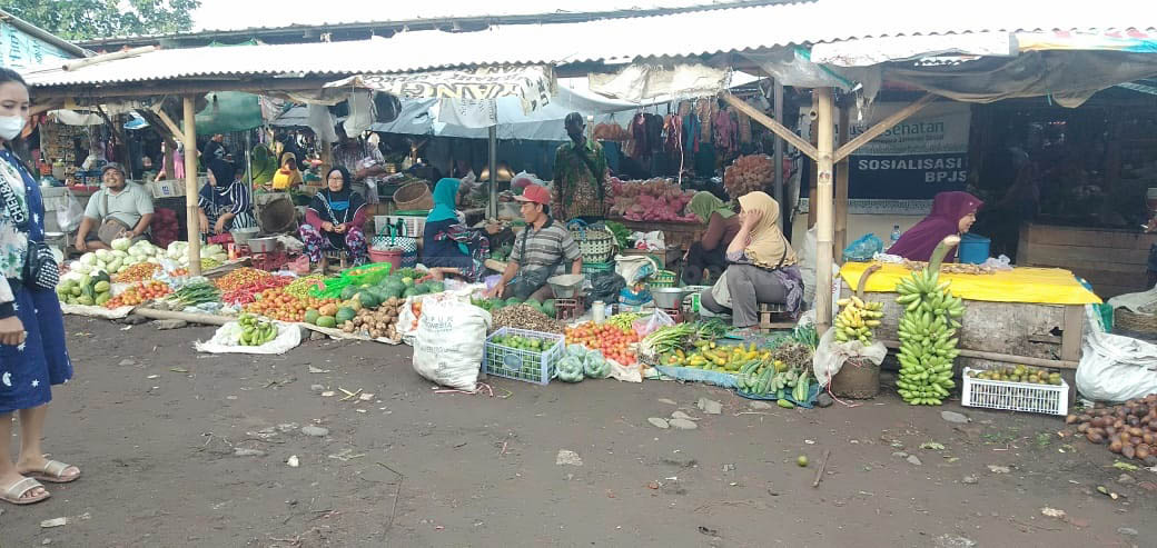 MIRIP GUBUK: Bangunan kusut di sekitar kompleks pasar Desa Tanggul Wetan Kecamatan Tanggul.