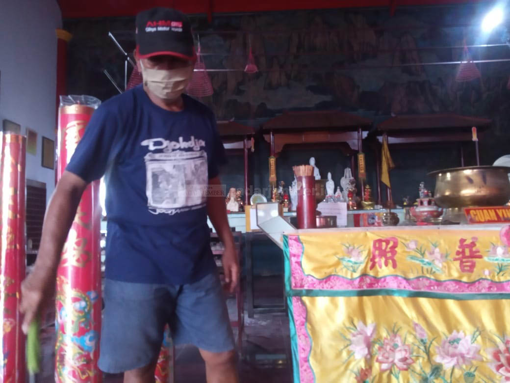 MERASA NYAMAN: Miroso, juru kunci Klenteng yang bekerja selama 42 tahun sedang mempersiapkan perayaan tahun baru Imlek 2021.