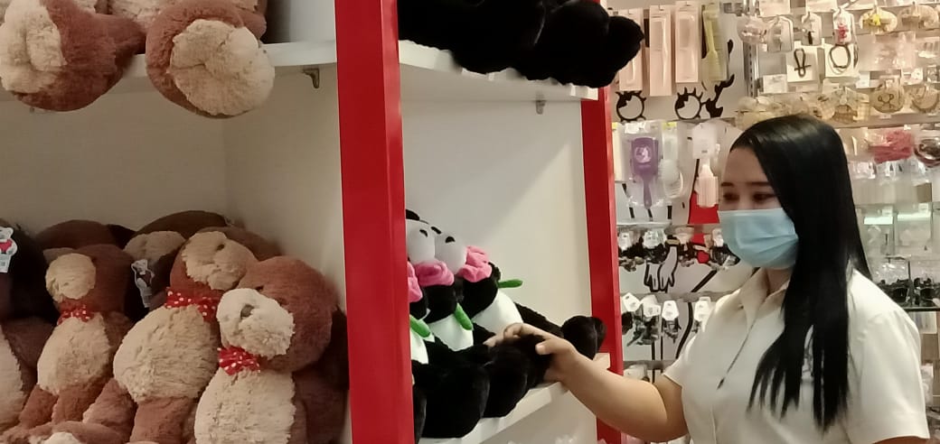 TAK SERAMAI DULU: Penjualan boneka menjelang hari Valentine di tahun ini menurun karena dampak wabah Covid-19.