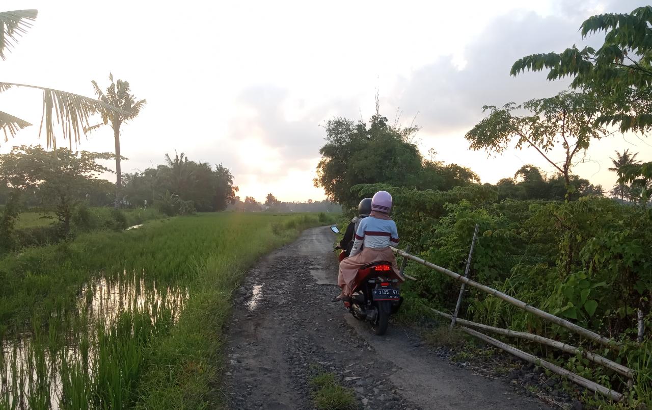 MEMBAYAKAN: Kondisi jalan di Dusun Tegalgusi, Desa/Kecamatan Mayang. Sudah hampir dua tahun pasca longsor, hingga kini belum diperbaiki.