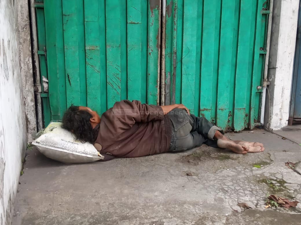 TUNAWISWA: Salah seorang gelandangan sedang tertidur di emperan toko di kawasan Jalan Trunojoyo, Kecamatan Kaliwates, Selasa (23/2).