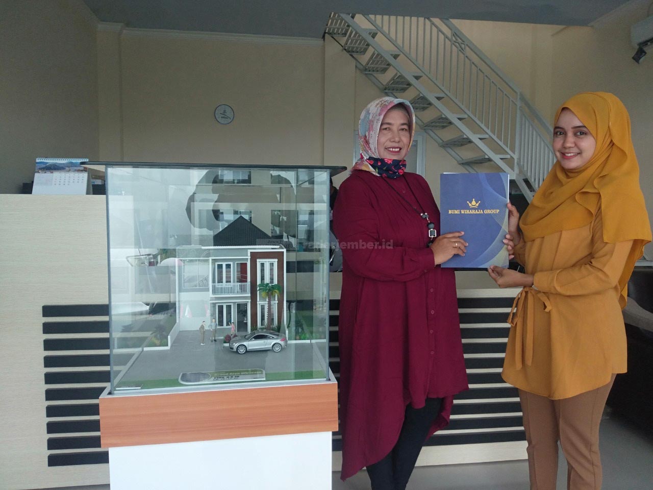 LARIS MANIS: Pengawas SMA Lumajang, Ibu Hj. Wiwik ketika selesai melakukan transaksi untuk pembelian satu unit rumah di Perumahan Grand Aryawiraraja. Banyak promo yang disediakan, sangat cocok untuk investasi jangka panjang.