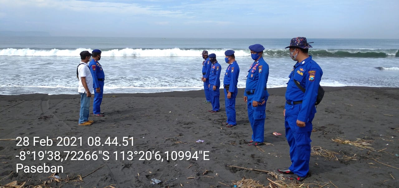 GIAT PENCARIAN: Petugas dari Satpolair Polres Jember saat melakukan persiapan pencarian korban tenggelam di Pantai Paseban, Minggu (28/2) pagi.