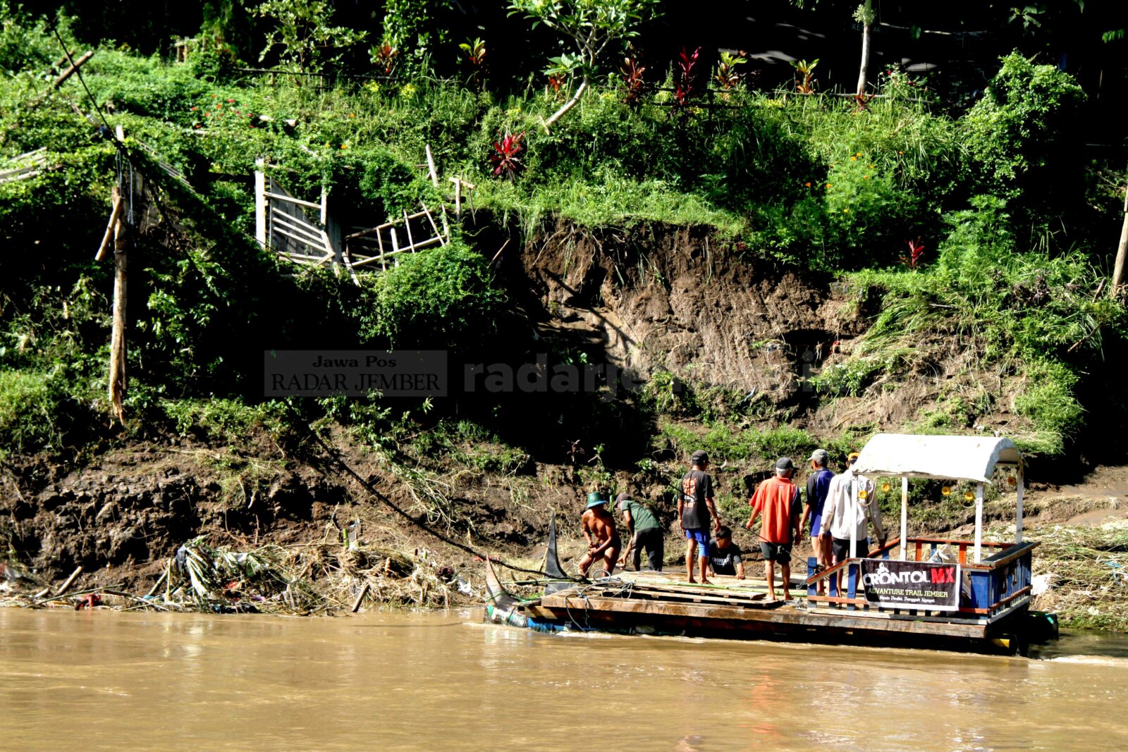 SARANA ALTERNATIF: Warga di Dusun Krajan, Desa Andongsari, Kecamatan Ambulu, harus bersabar karena sarana menyeberangi Sungai Bengawan rusak. Ini setelah tiang penyangga kawat sling penarik rakit tersebut patah diterjang banjir, Jumat (5/2) lalu.