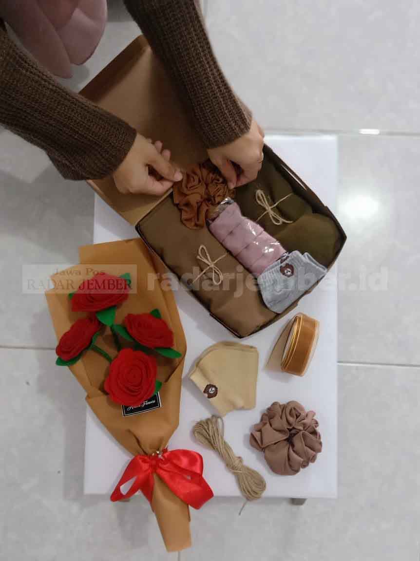 MENJANJIKAN: Bisnis rumahan menjadi alternatif mendongkrak ekonomi di sektor UMKM. Salah satunya adalah hampers atau bingkisan.