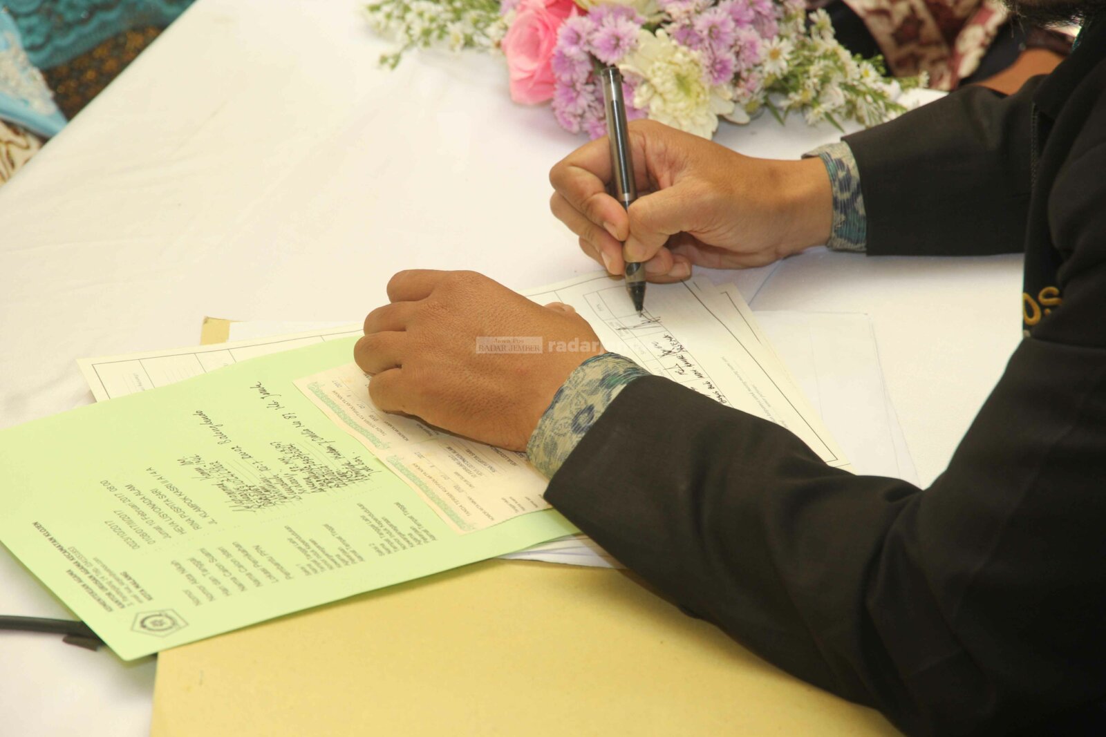 TETAP SAH: Ilustrasi tanda tangan pengesahan pernikahan. Persoalan pernikahan dini masih banyak dijumpai di Jember. Sebab, calon pengantin yang masih di bawah usia memiliki dispensasi nikah sebelum diresmikan.