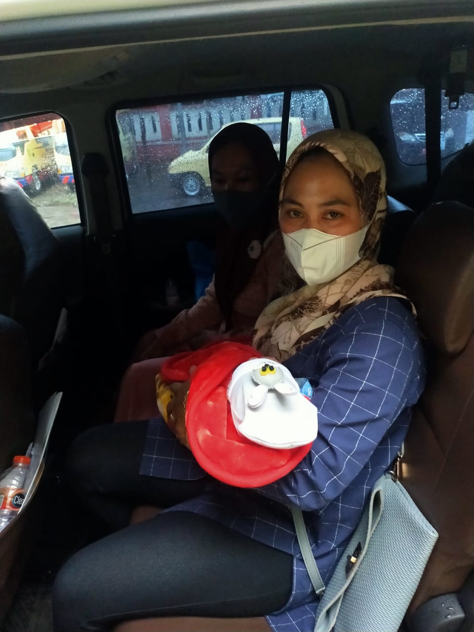 BISA SENYUM: Keluarga Muhammad Briyan Sebastian, pasien atresia ani asal Pandansari, Senduro, kembali bisa tersenyum. Pasien mendapatkan penanganan medis dari Rumah Sakit dr Soebandi, Jember.