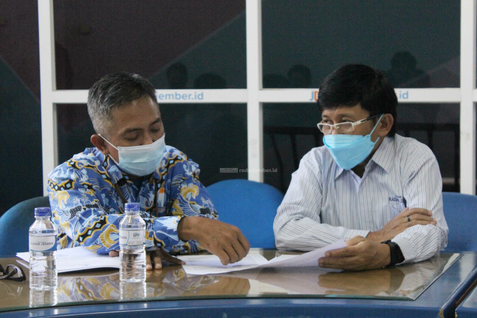SILATURAHMI: Ketua Ombudsman RI Perwakilan Jawa Timur Agus Muttaqin (kiri) saat menjelaskan mengenai layanan perizinan Jember yang carut-marut kepada Direktur Jawa Pos Radar Jember Abdul Choliq Baya, kemarin (17/3).