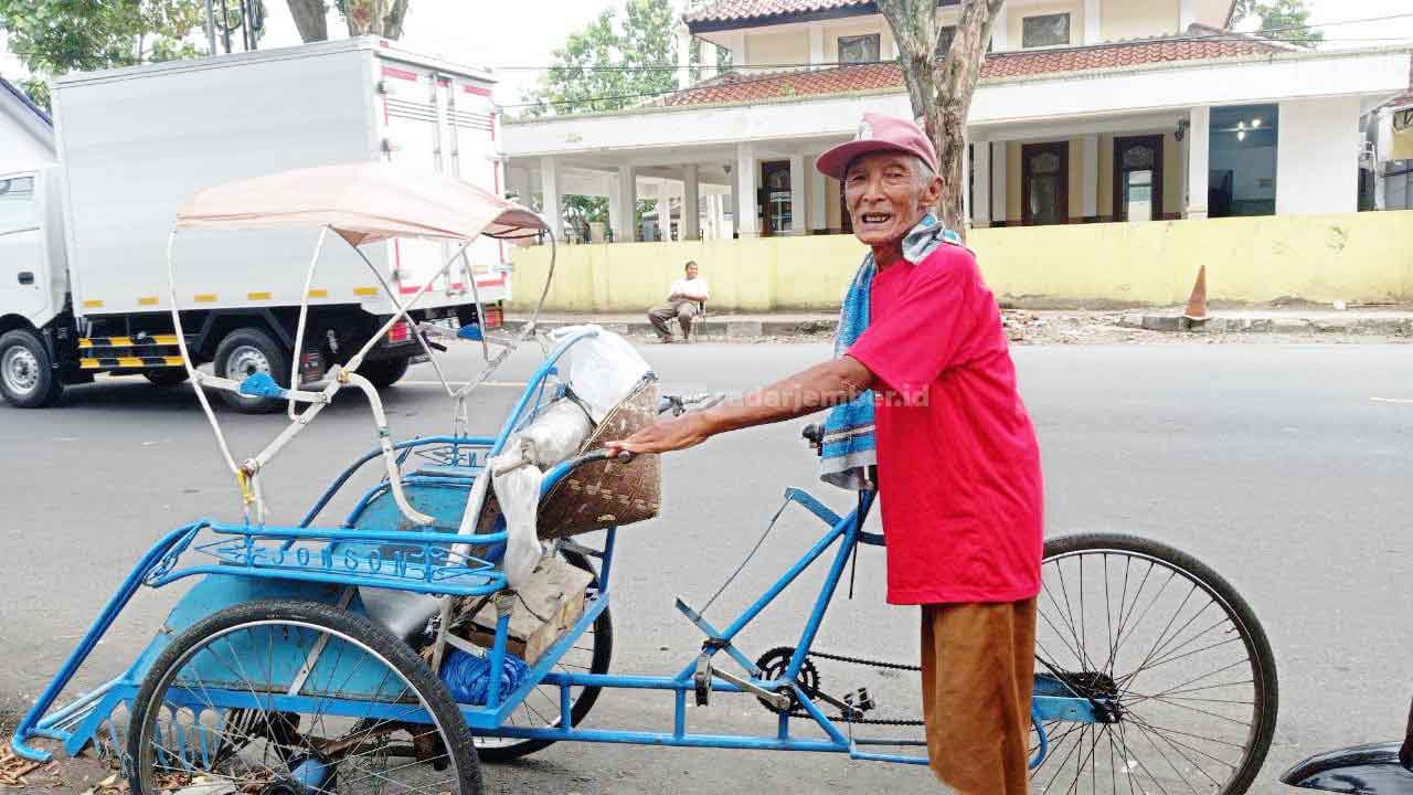 SEMRINGAH: Suwardi alias Pak Ad, 85, saat hendak mengayuh becaknya menuju rumahnya di Kelurahan Karangrejo, Kecamatan Sumbersari, kemarin (19/3) sore.