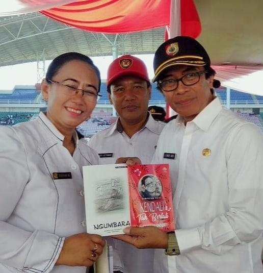 PEJUANG PENDIDIKAN: Dhebora Krisnowati Sumarahiningsih mendapat apresiasi dari mantan Wakil Bupati Jember Abdul Muqit Arief. Dia menerbitkan sebuah buku puisi hasil refleksi perjalanannya selama menjadi pendidik.