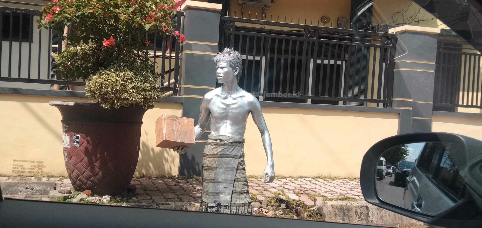 TAMPIL BEDA:  Beginilah dandana  Yono, pengamen  yang mangkal  di perempatan  SMPN 2 Jember.  Dia melumuri  tubuhnya dengan  cat warna perak  dan beraksi seperti  patung untuk  menggaet simpati  pengendara yang  berhenti di lampu  merah.