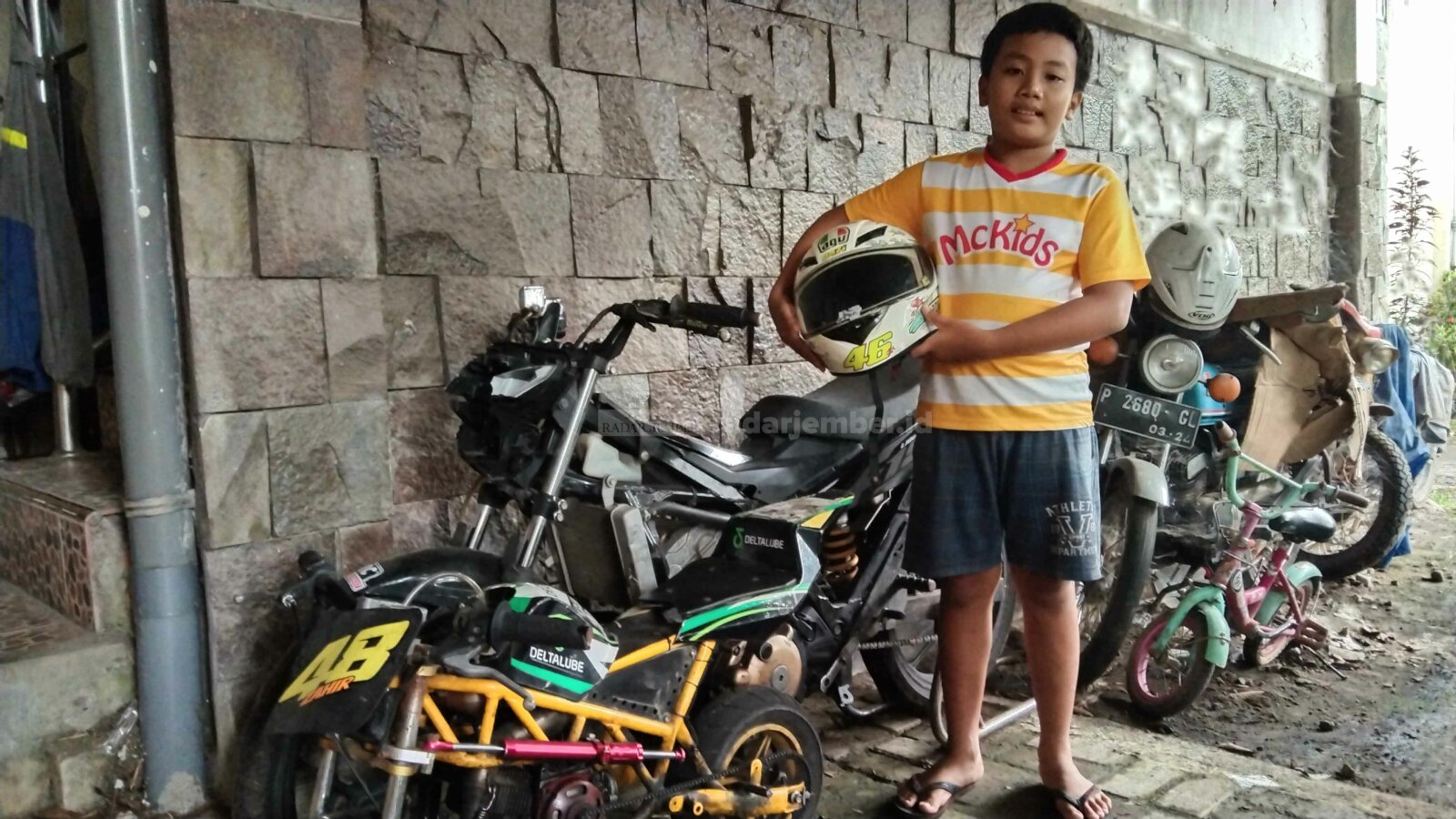 HOBI: Hadafi bersama motor kesayangannya yang dipakai balapan secara resmi, ketika bertemu di rumahnya, Jalan Sumatera, Sumbersari.