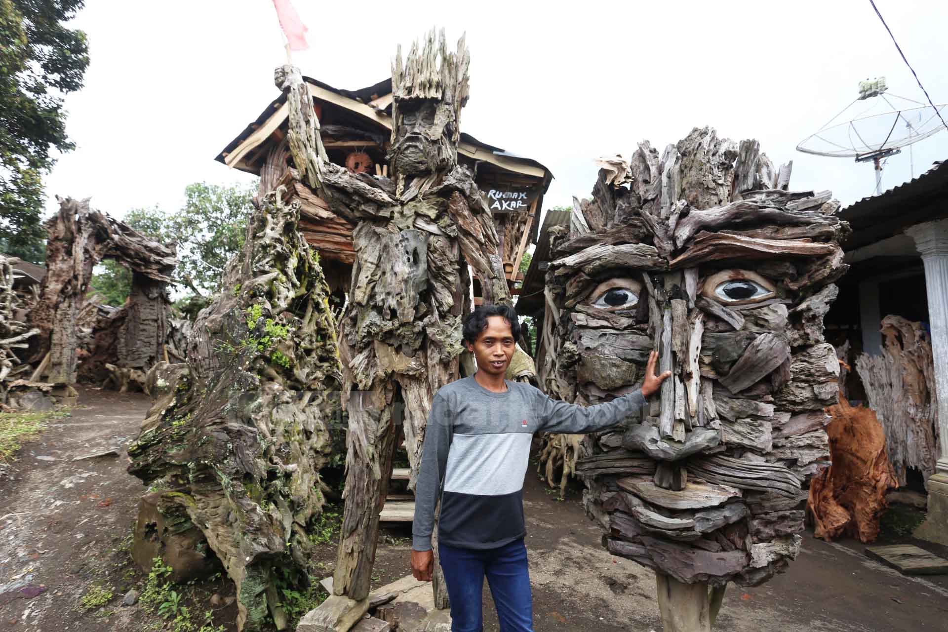 KREATIF: Agus Supriyadi, perupa yang menghasilkan karya seni berbahan kayu dan akar. Limbah pohon itu kini menjadi barang yang memiliki nilai ekonomis.