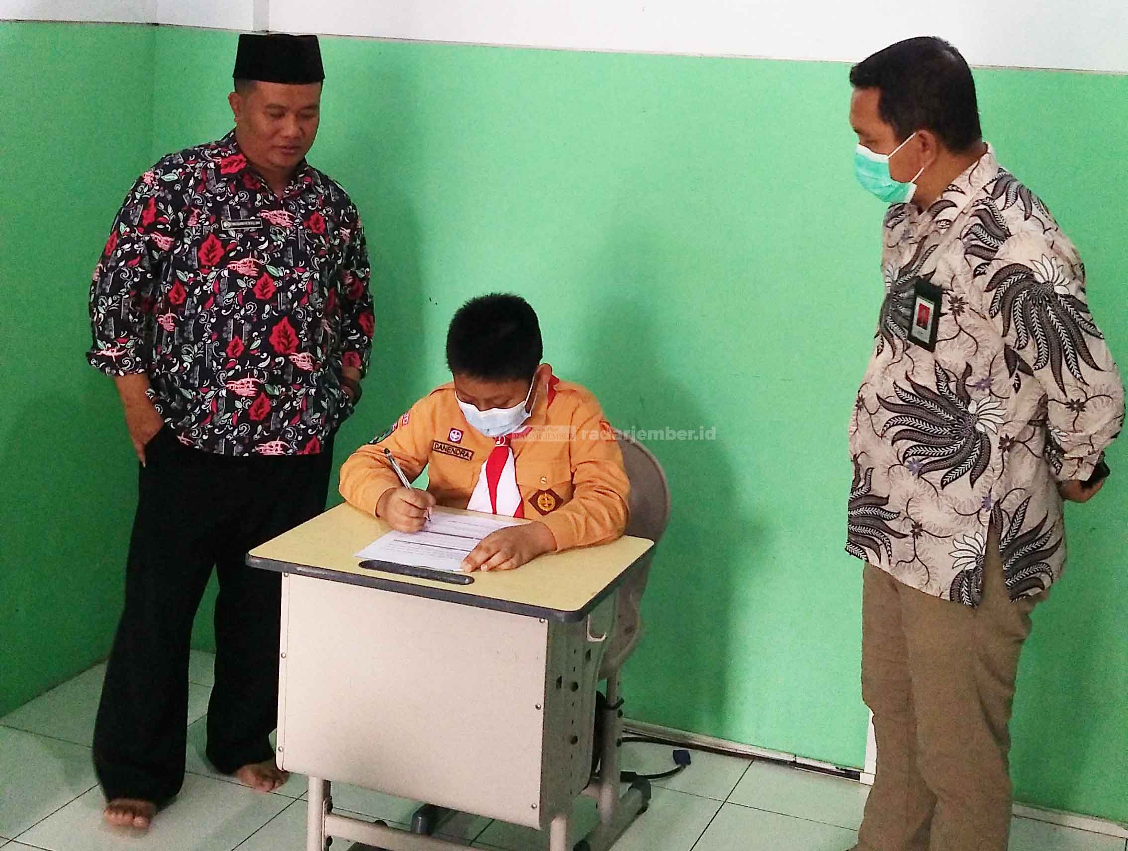 SIMULASI: Salah satu siswa SD Al Baitul Amien 02 mencoba beradaptasi kembali dengan aktivitas sekolah tatap muka, setelah setahun lebih mengikuti pembelajaran via daring.