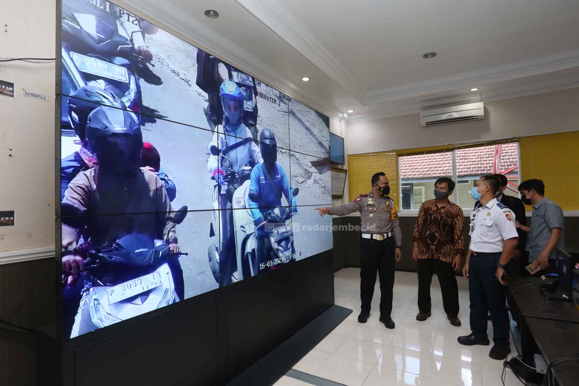 CEK PENGGUNA JALAN: Satlantas Polres Jember bersama Dishub dan akademisi Unej meninjau sistem CCTV milik Dishub. Ke depan, kamera pengintai ini akan dimaksimalkan dengan dibenamkan teknologi dari Unej untuk mempermudah kinerja kepolisian. 