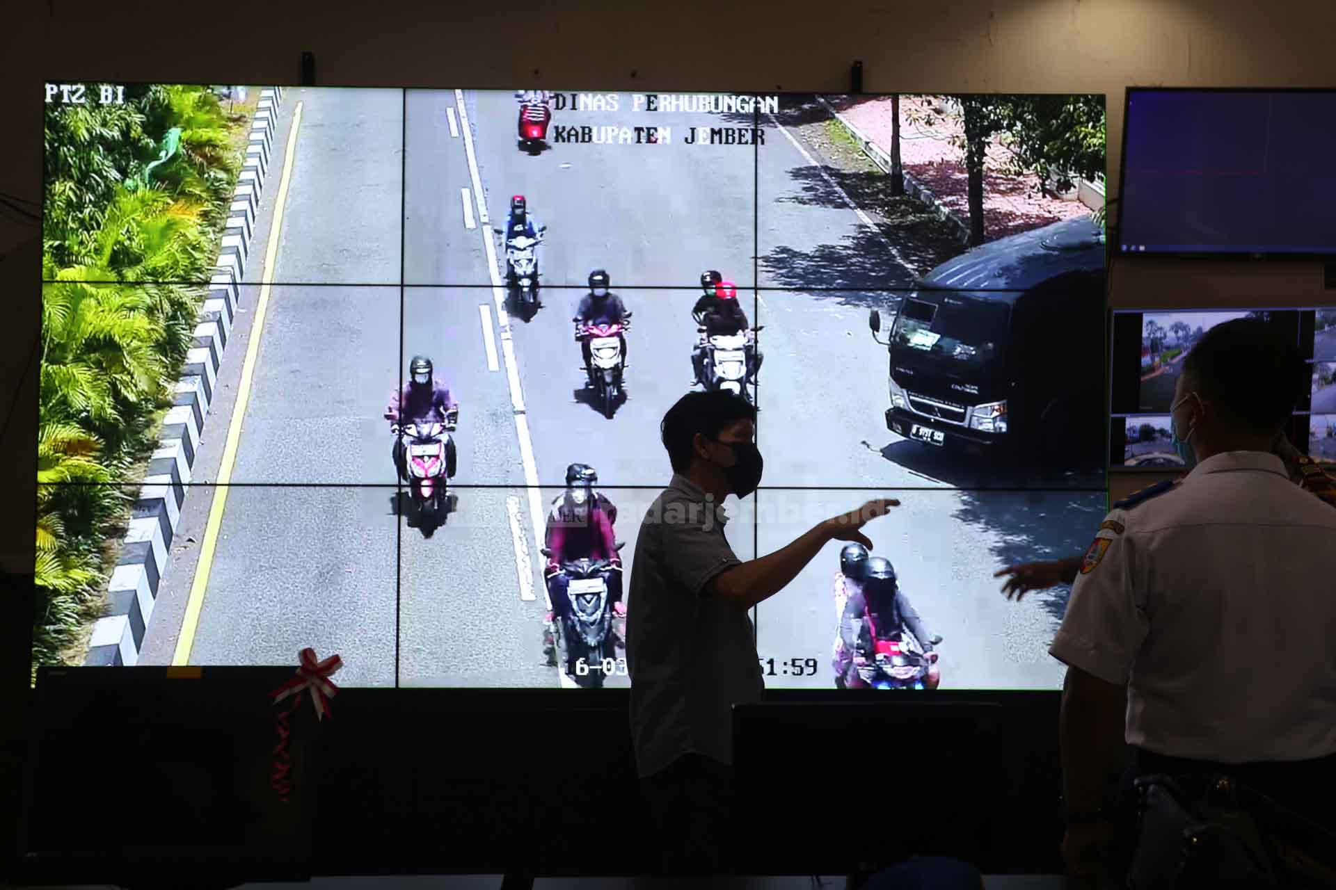 CEK FUNGSI KAMERA: Satlantas Polres Jember bersama akademisi dari Fakultas Teknik Unej dan Dishub Jember mengecek CCTV di kantor Dishub, medio Maret lalu. 