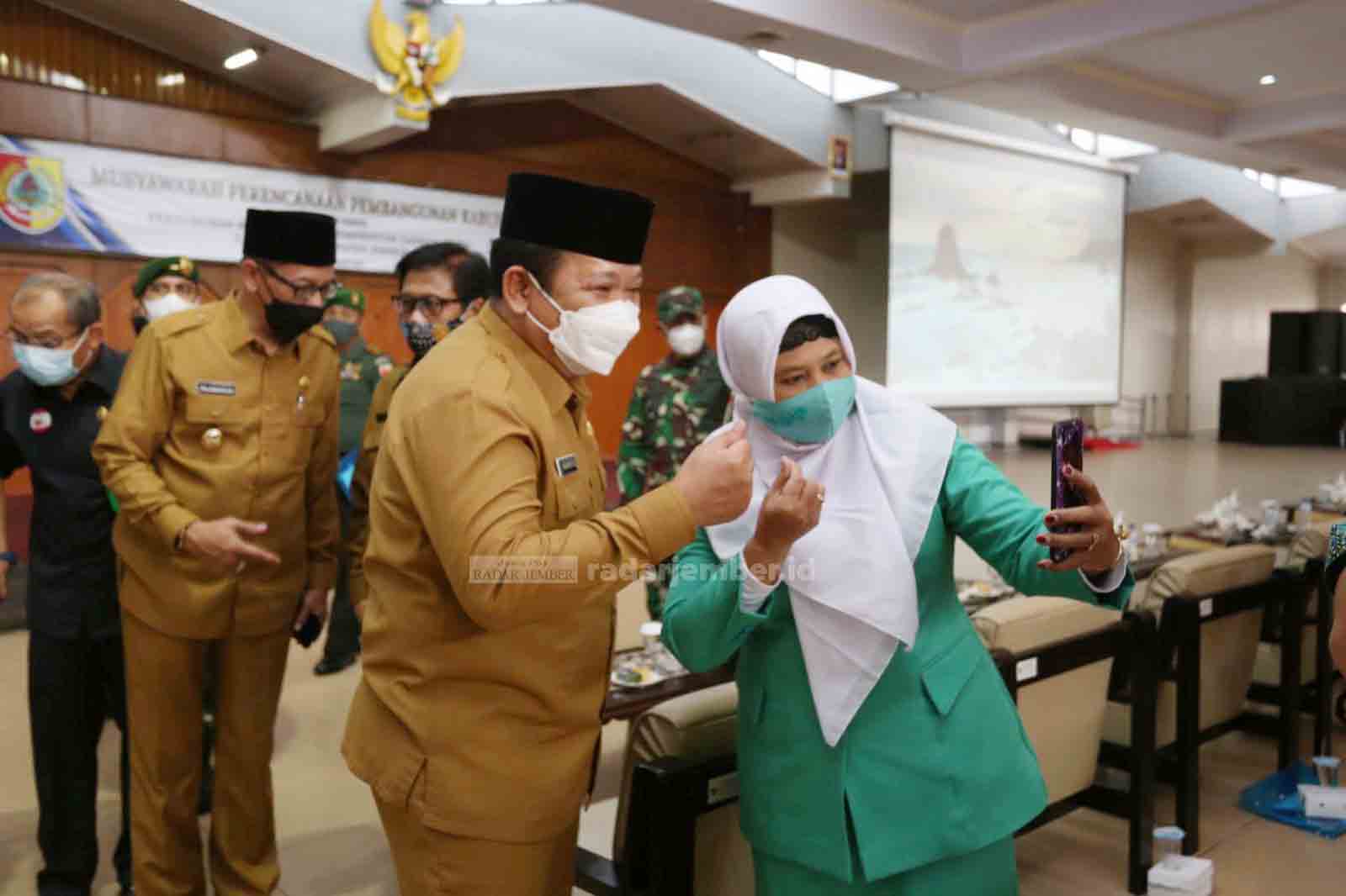 AKRAB: Bupati Jember Hendy Siswanto menyapa peserta musrenbang seusai membuka acara musyawarah perencanaan pembangunan di Aula PB Sudirman, kemarin (30/3).