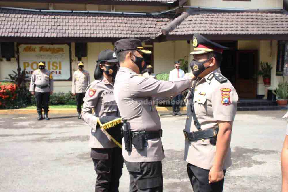 WAJAH BARU: Prosesi sertijab Wakapolres Jember dari sebelumnya Kompol Windy Syafutra diganti Kompol Kadek Ary Mahardika. Acara itu berlangsung di halaman Polres Jember, kemarin (26/3).