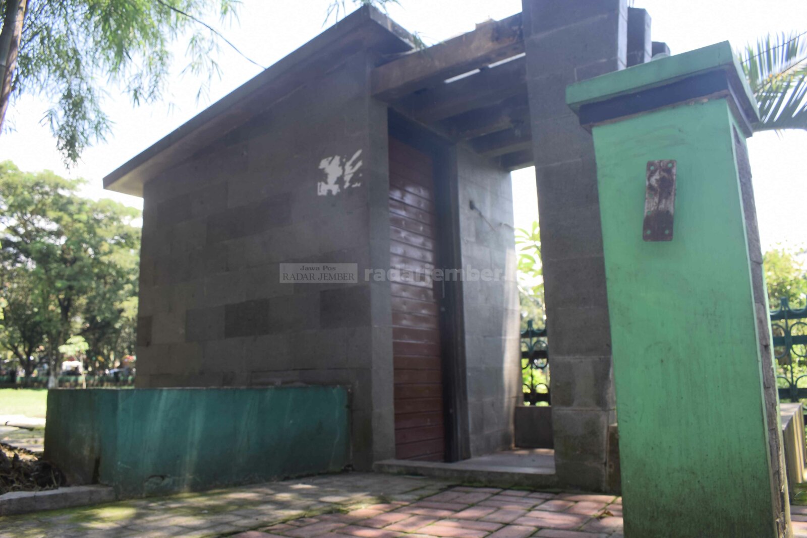 TERTUTUP: Fasilitas toilet umum di Alun-Alun Bondowoso sangat minim. Bahkan, ada dua toilet yang dibuka hanya untuk pejabat saat acara besar saja.