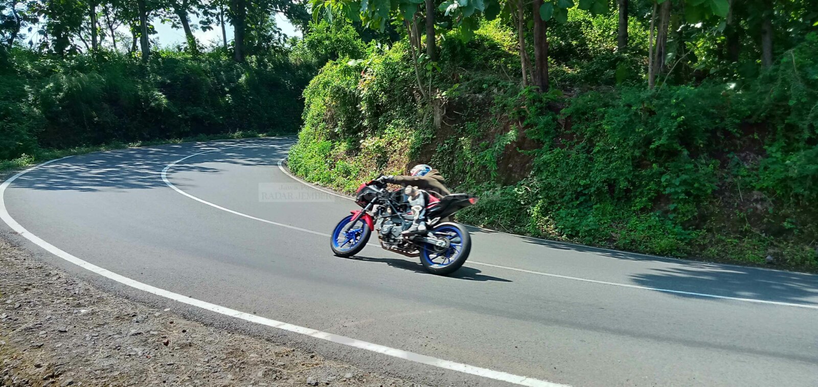 HOBI EKSTREM: Biker asal Bondowoso tengah melakukan aksi cornering (berbelok tajam) di salah satu tikungan di Arak-Arak Bondowoso.