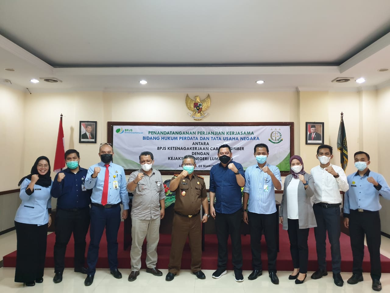SEPAKAT: Kepala Kejaksaan Negeri Lumajang Sugeng Riadi SH, bersama Kepala BPJS Ketenagakerjaan Cabang Jember R Edy Suryono sepakat memberikan perlindungan jaminan sosial terhadap tenaga kerja yang ada di Lumajang. Kesepakatan tersebut ditandai dengan pena